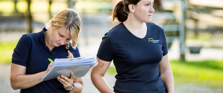 jemand füllt ein Formular aus