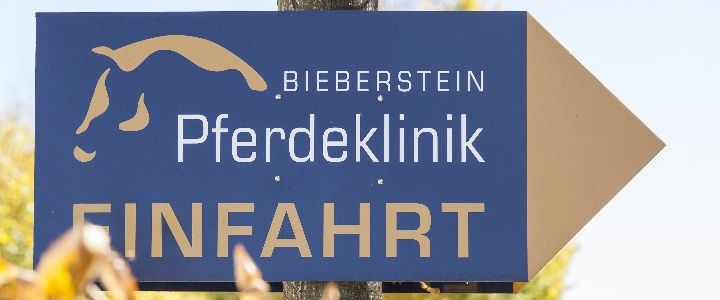 Wegweiser zur Pferdeklinik Bieberstein
